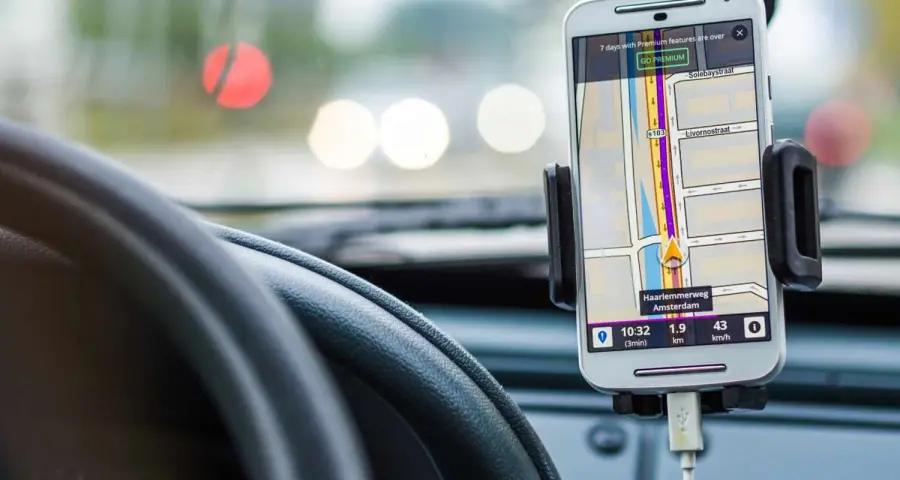 Ricaricare il cellulare in auto, distrugge la batteria?