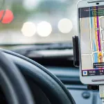 Ricaricare il cellulare in auto, distrugge la batteria?