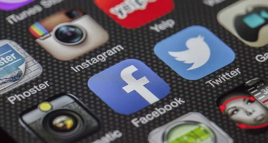 Su WhatsApp si comincia a leggere Meta invece di Facebook