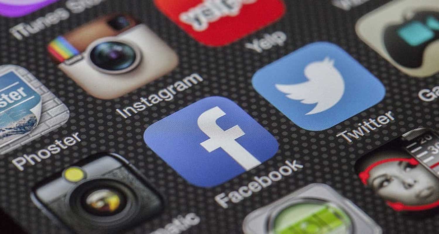 Su WhatsApp si comincia a leggere Meta invece di Facebook