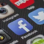 Su WhatsApp si comincia a leggere Meta invece di Facebook