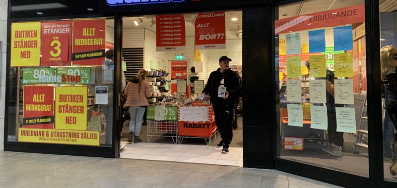 In fila con i letti per acquistare la Playstation 5