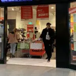 In fila con i letti per acquistare la Playstation 5