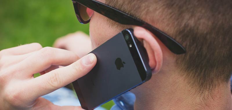 Smartphone fanno venire le “corna” ai  giovani