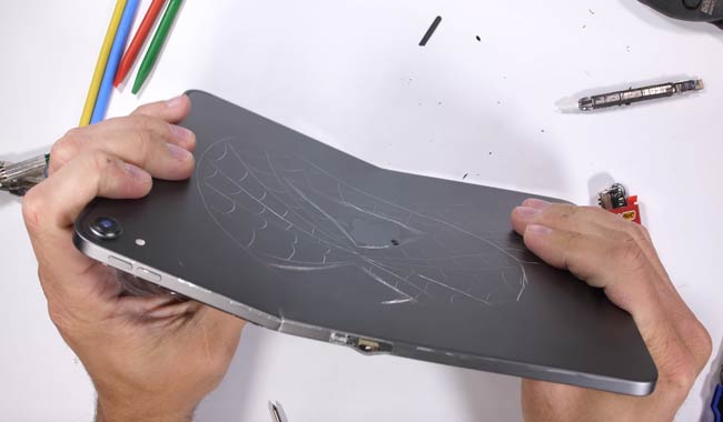 iPad Pro, youtuber lo spezza per vedere fin quando si piega