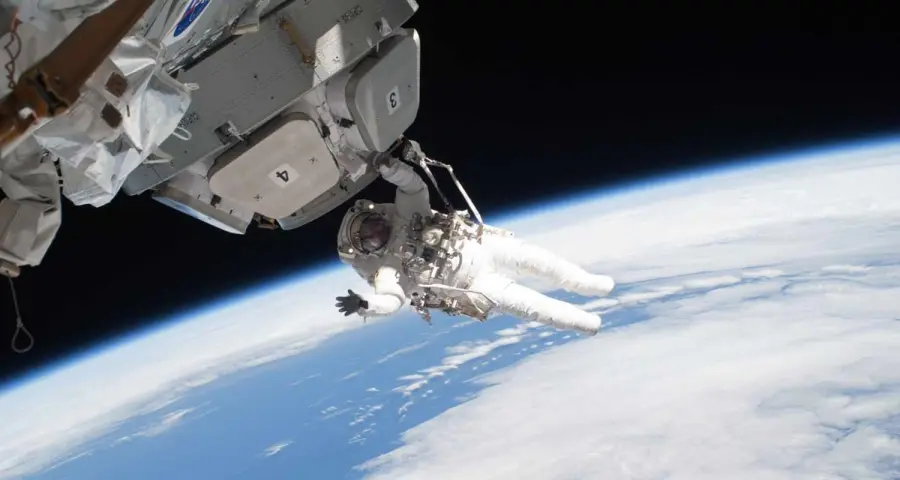 Pulire lo spazio lanciando i rifiuti verso la Terra