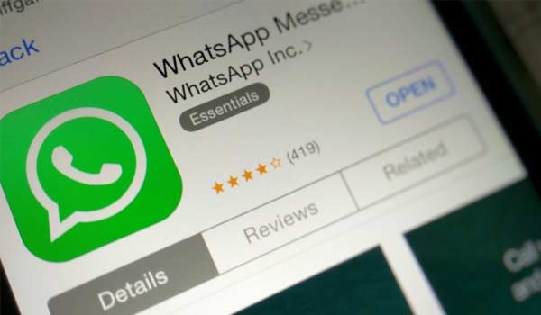 WhatsApp, sospesa la condivisione dei dati con Facebook