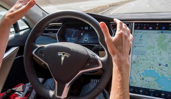 Tesla, guida autonoma per tutte le auto