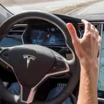 Tesla, guida autonoma per tutte le auto