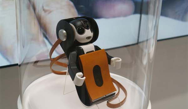 RoBoHoN, è di Sharp lo smartphone robot sensibile