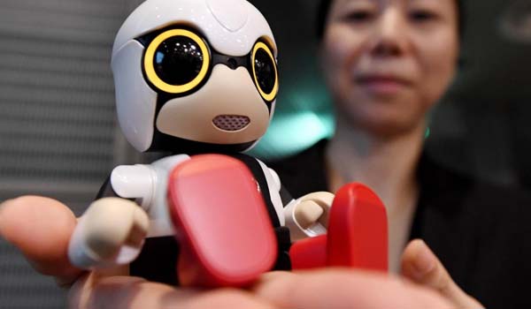 Toyota, contro la solitudine arriva il robot Kirobo Mini