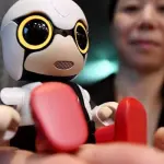Toyota, contro la solitudine arriva il robot Kirobo Mini