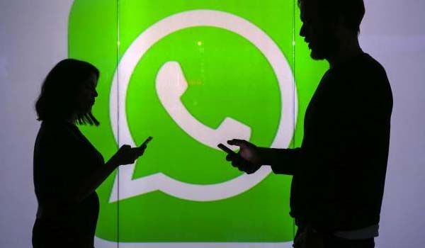 Facebook, viola la privacy: spia gli utenti su WhatsApp 