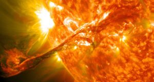 La gigantesca esplosione sul sole crea una tempesta magnetica