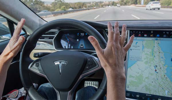 Tesla ora Autopilot piu sicuro