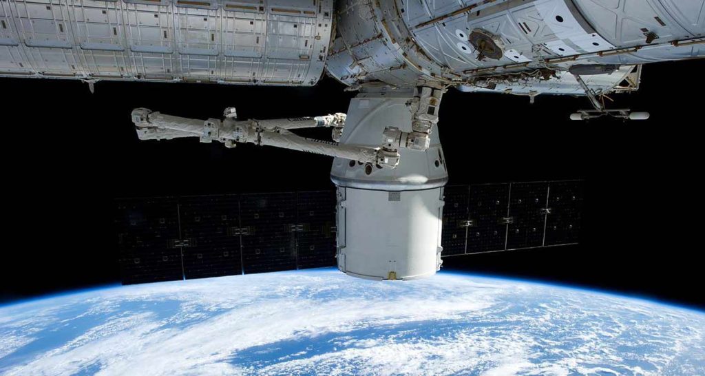 Torna a casa la missione spaziale turistica di SpaceX