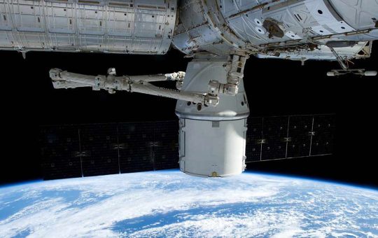 Torna a casa la missione spaziale turistica di SpaceX