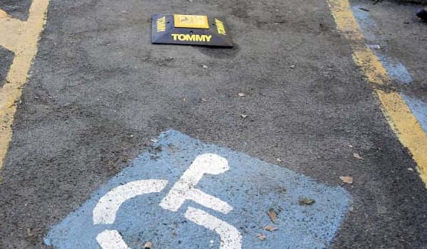 tommy 2 difende parcheggi disabili